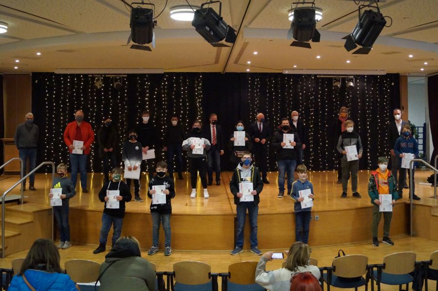 Stolz halten sie ihre Schiedsrichter-Urkunden in den Händen: Jonathan Sauerwald, Roland Voß, Nils Remmert, Canan Kartum, Björn Mühlenhof, Marlon Franke, Silas Götze, Hannes Volaovics, Mohammed Aria, Mariana Monteiro Teixera, Adrian Jutjaho, Nick Hunhold und die beiden Erwachsenen Markus Franke und Mauro Giovanneli. Im Hintergrund v.l.: Bernd Aschoff-Becker (Gesamtschule Elsen und FLVW), Judith Renneke-Jostmeier (Ausschuss für den Schulsport), Erich Drotleff (FLVW), Hans-Bernd Janzen (stellv. Landrat), Mathias Hornberger (Ausschuss für den Schulsport), Hans-Josef Huschen (FLVW), Claudia Düvel (Schulleitung Moritz-von-Büren-Schule), Uli Graben (stellv. Schulleiter Gesamtschule Elsen)  Fotos: Jan Vetter vom FLVW Paderborn